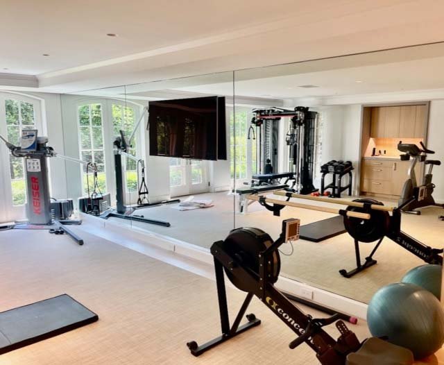 Gym wall mirrors and fitness studio mirrors in Dubai